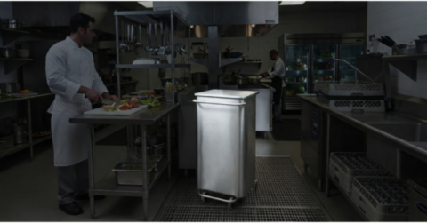 Poubelle à roulettes caréné 110L Inox contextualisée | Unipropre Landes